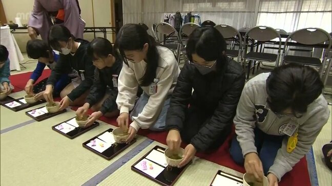 桃の節句　串間市の小学生がひな飾りを見ながらお茶の作法を学ぶ|TBS NEWS DIG