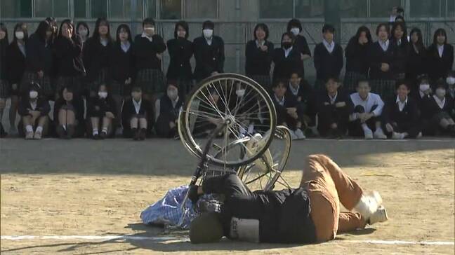 プロスタントマンが交通事故を再現 高校生が交通事故の衝撃や怖さを学ぶ「音とか飛び方とかが生々しくて怖い」【岡山】|TBS NEWS DIG