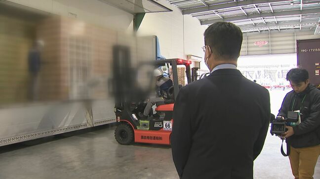 物流の「2024年問題」に官民揃って対処へ「シートパレット」使って荷下ろしの時間を3分の1に…業務効率化に取り組む運送業者を県とトラック協会が視察、先行事例を業界内で情報共有|TBS NEWS DIG