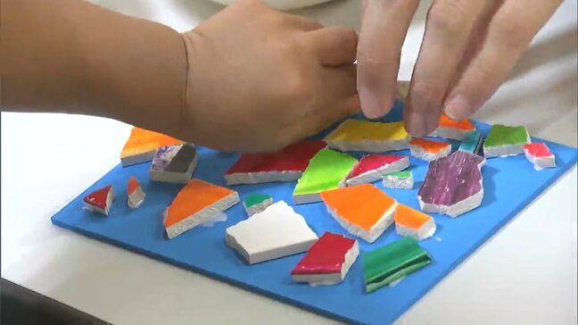 童画家・中山忍さんのモザイク画ワークショップ　子どもたちがカラフルなタイルのかけらを並べて【岡山】|TBS NEWS DIG