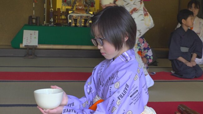 大勢が見守る静寂の中　小学生らが着物姿でお作法に気を付けながらお点前を披露　「こどもの日お茶会」　山梨・笛吹市|TBS NEWS DIG