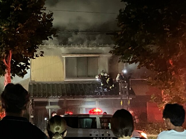 「クーラー付近から出火した…」 富山市の住宅街で1棟全焼か　77歳男性と妻、逃げ出しけが人なし　消防車など12台出動|TBS NEWS DIG