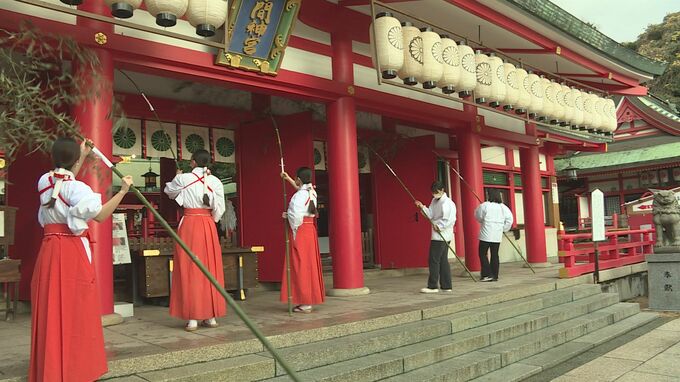 １年の汚れを落とし新しい年を迎える　赤間神宮ですす払い　|　山口のニュース・天気・防災｜tys NEWS｜ｔｙｓテレビ山口