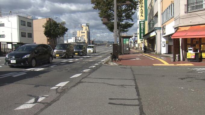 青森市営バスの80代女性の乗客1人が軽いけがの事故　警察がバスと接触とみられる乗用車の行方追う|TBS NEWS DIG