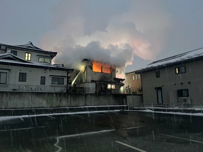 【速報】山形市で住宅火災　３人か４人家族で中に人がいるとの情報　|　山形のニュース│TUYテレビユー山形