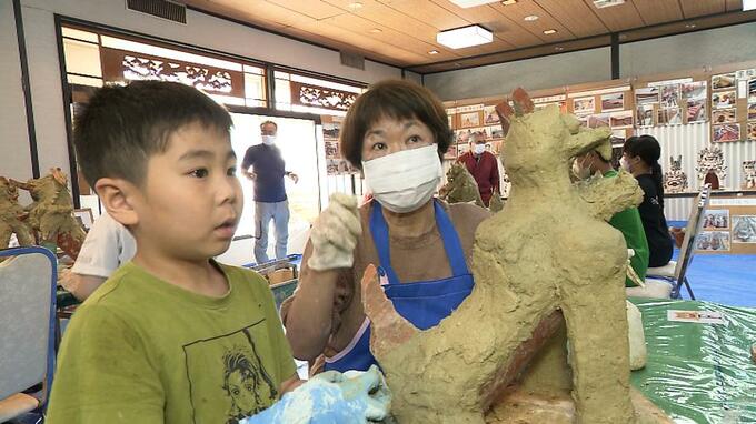 首里城の瓦で漆喰シーサーづくり　ゴールデンウィークの子どもたちが挑戦　|　沖縄のニュース｜RBC 琉球放送