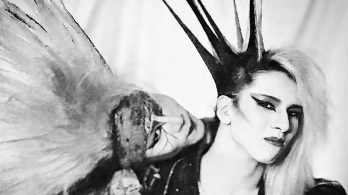 hideさん命日・YOSHIKIさんモノクロ写真の２ショットで追悼「I miss you…」|TBS NEWS DIG