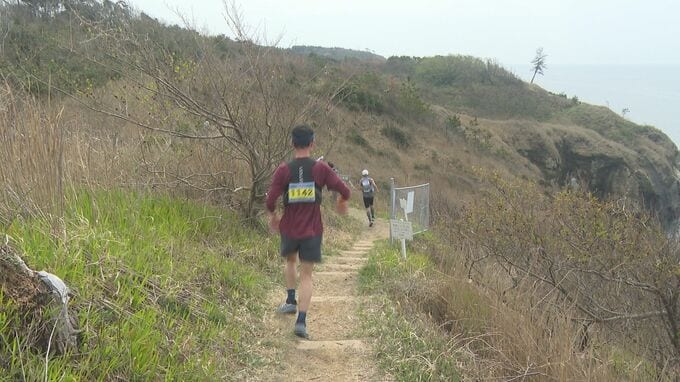 国定公園の海外線を疾走 春の日差しを浴びてトレイルラン 過去最多の589人が参加　|　石川県のニュース｜MRO北陸放送