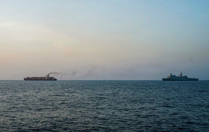 マースク運航の米国籍商船、米軍保護下でホルムズ海峡を脱出
