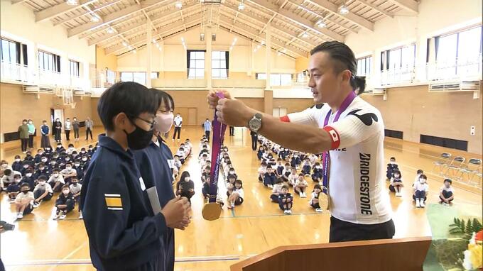 「金メダルは重かった」アジア大会2冠　自転車競技の窪木選手、母校で児童と交流　福島|TBS NEWS DIG