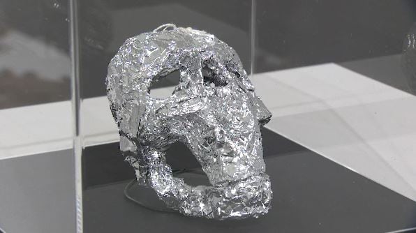 力強いの一言に尽きる」アルミホイルで頭蓋骨をかたどった作品も