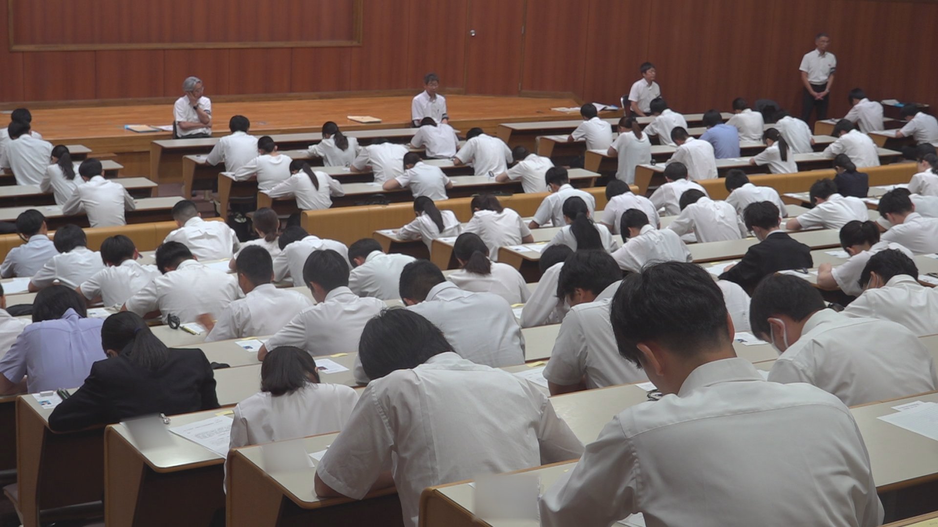 公立学校教員採用試験の2次検査 1次検査通過の約530人が受験 出願倍率