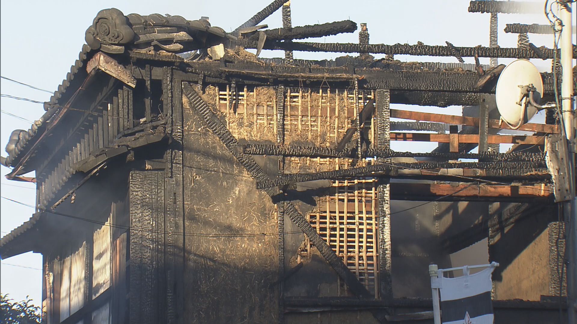 ｢家が燃えている｣と朝早くに通報　木造2階建ての住宅が全焼　1人暮らしの住人女性（93）と連絡取れず