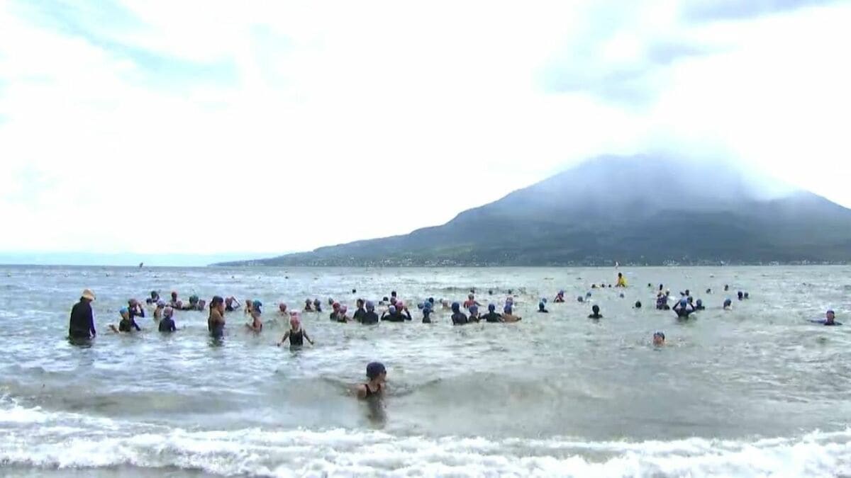桜島を望む磯海水浴場で海開き　晴天のもと小学生が海水浴を満喫「気持ちいい」　遊泳期間は8月31日まで　鹿児島