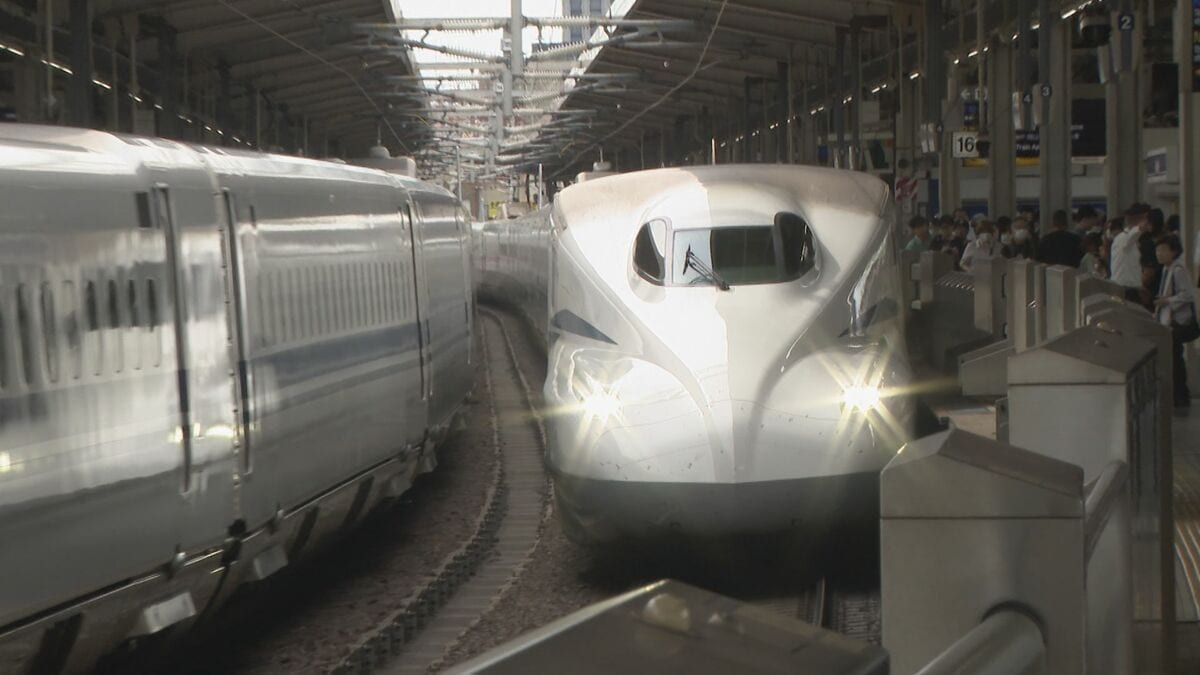 “最大9連休”のお盆休み　新幹線・名古屋駅のホームはふるさとや行楽地に向かう人でにぎわう　高速道路も安全運転で