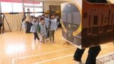 「黄色い線のところの内側で待つ」駅員手作りの警報機や電車 園児対象の鉄道安全教室 愛媛県・西条市|TBS NEWS DIG