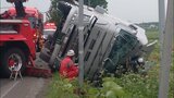 大型トレーラーが路外へ逸脱し横転 車体の下敷きになった45歳の男性運転手はその場で死亡確認 北海道江別市・国道337号線 | 北海道のニュース|HBC北海道放送