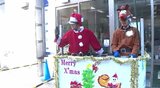 あっ!駅前に「サンタクロース」と「トナカイ」が…園児もビックリ!プレゼントも持たずに年末のこの時期に現れるそのワケは…?|TBS NEWS DIG