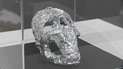 力強いの一言に尽きる」アルミホイルで頭蓋骨をかたどった作品も