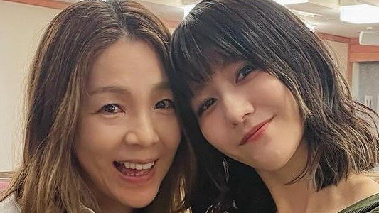 井上貴子さん　「イトコメイの土生瑞穂ちゃん（元櫻坂46）」　抱き合い２SHOTを投稿|TBS NEWS DIG