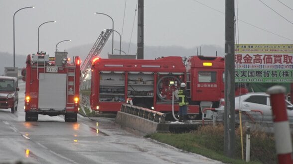 「炎と白煙が見える」リサイクル会社で火事　けが人なし　40分後に消し止められる　富山　|　富山のニュース｜天気・防災｜チューリップテレビ