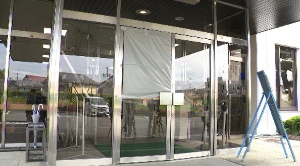 鉄パイプ持って警察署に押し入り、ガラス窓を壊す…建造物損壊疑いで自称17歳少年と18歳男現行犯逮捕…警察官2人が拳銃向けて警告…鉄パイプ捨てた2人をその場で逮捕　|　SBC NEWS | 長野のニュース | SBC信越放送