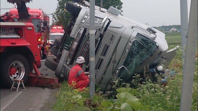 大型トレーラーが路外へ逸脱し横転 車体の下敷きになった45歳の男性運転手はその場で死亡確認 北海道江別市・国道337号線|TBS NEWS DIG