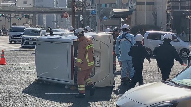 交差点内で“右直事故”か 広島市中心部で車同士が衝突し1台横転 1人が軽いけが 広島|TBS NEWS DIG