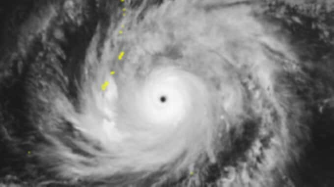 【台風4号情報　13日午後4時過ぎ更新】“台風の目”くっきり…　大型で猛烈な勢力にまで発達の“春の台風”　ゆっくり北上中　最大瞬間風速85m/s・中心気圧905hPa　最新進路予想や日本への影響は？　雨・風シミュレーション　|　青森のニュース│ATV NEWS│青森テレビ