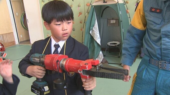 「新しい体験ができた」小学校で防災や人命救助を体験　学習内容は運動会の種目の構成などに反映　山梨学院小学校　|　山梨のニュース | ＵＴＹテレビ山梨