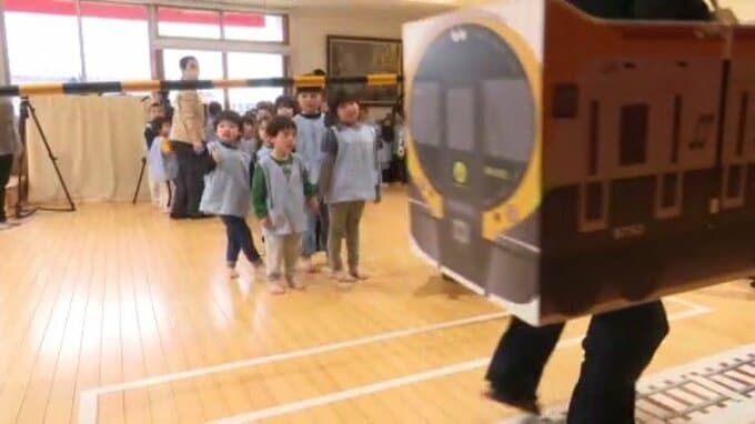 「黄色い線のところの内側で待つ」駅員手作りの警報機や電車 園児対象の鉄道安全教室 愛媛県・西条市|TBS NEWS DIG