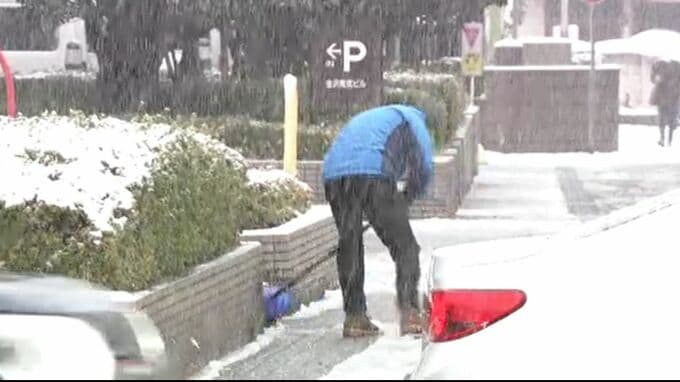 金沢でこの冬初の積雪 観光客は雪景色を楽しむ|TBS NEWS DIG