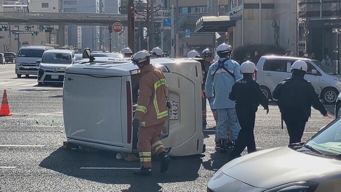 交差点内で“右直事故”か　広島市中心部で車同士が衝突し1台横転　1人が軽いけが　広島　|　RCC NEWS | 広島ニュース | RCC中国放送