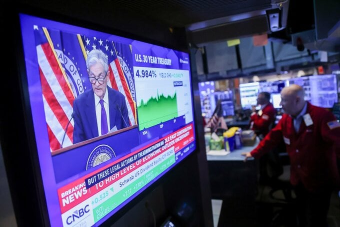 FRBと闘う局面か、上昇続く米国株は利下げ期待の後退に直面