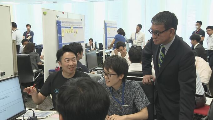 河野デジタル大臣　霞が関の働き方改革に「AIの力をぜひ使っていきたい」生成AI活用の勉強会を視察
