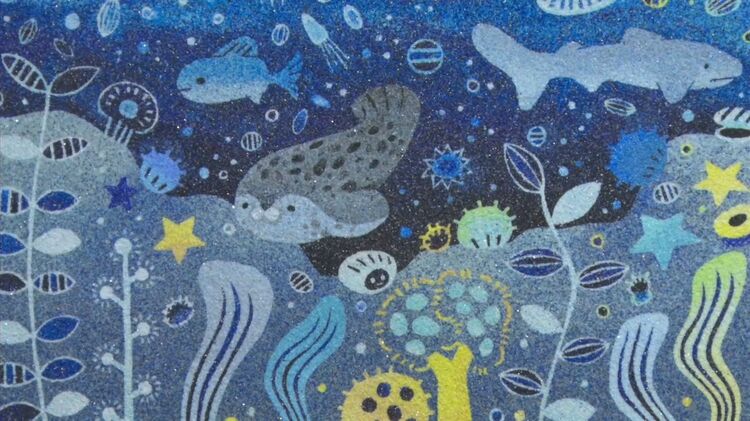 カラフルな砂で描く「砂絵」の世界 ガラスの原料にもなる“硅砂”を着色