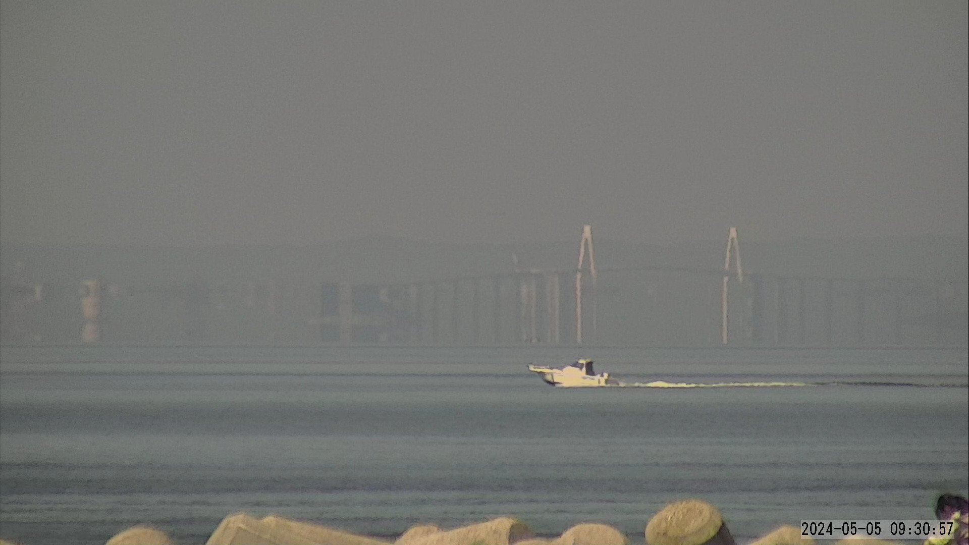 橋が部分的に反転” 蜃気楼を観測…富山湾で今年15回目 魚津埋没林博物館