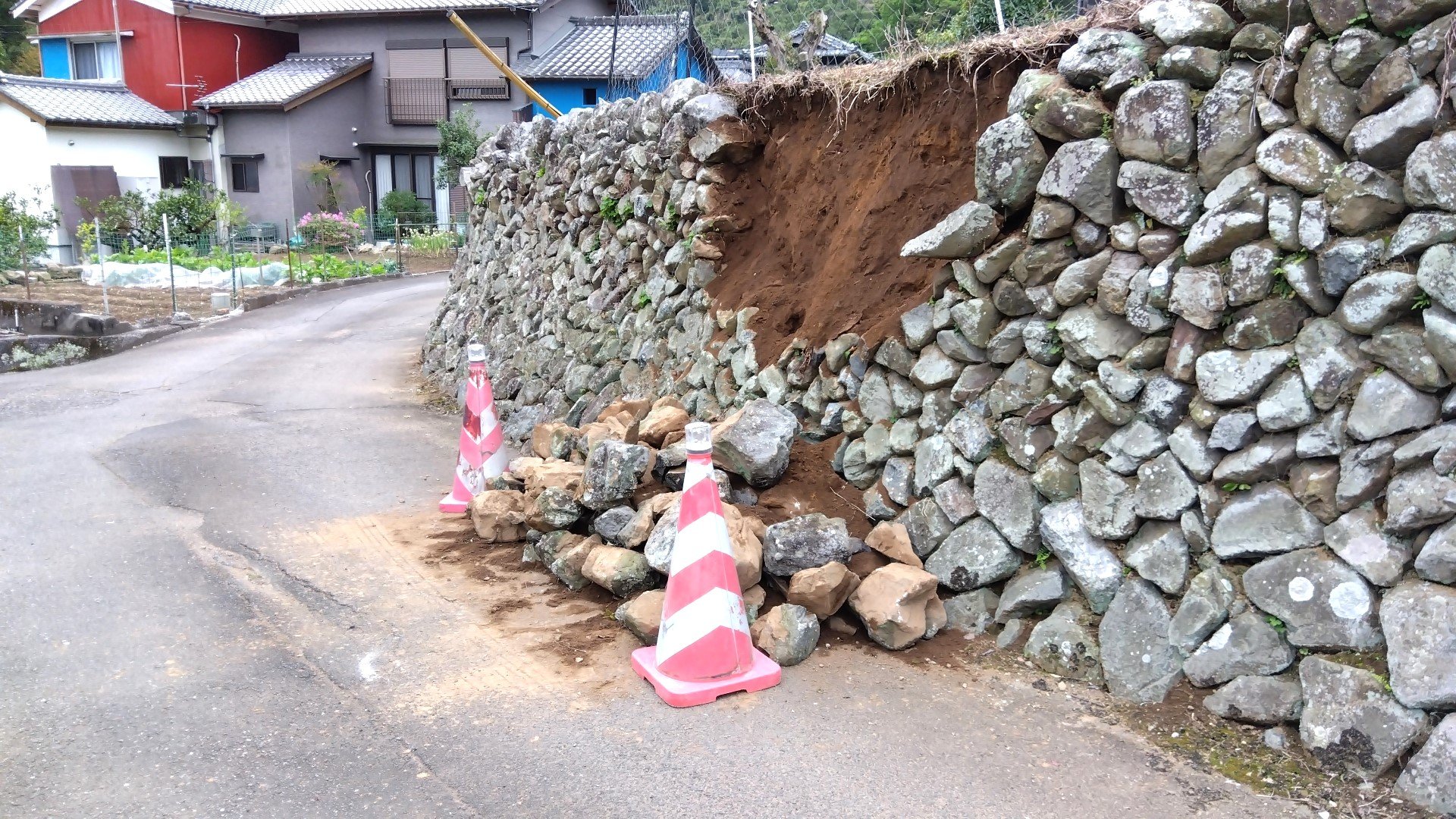 豊後水道震源の地震　大分県内で3人を搬送　震度5弱の県南部では道路ののり面崩落　屋根瓦落下　
