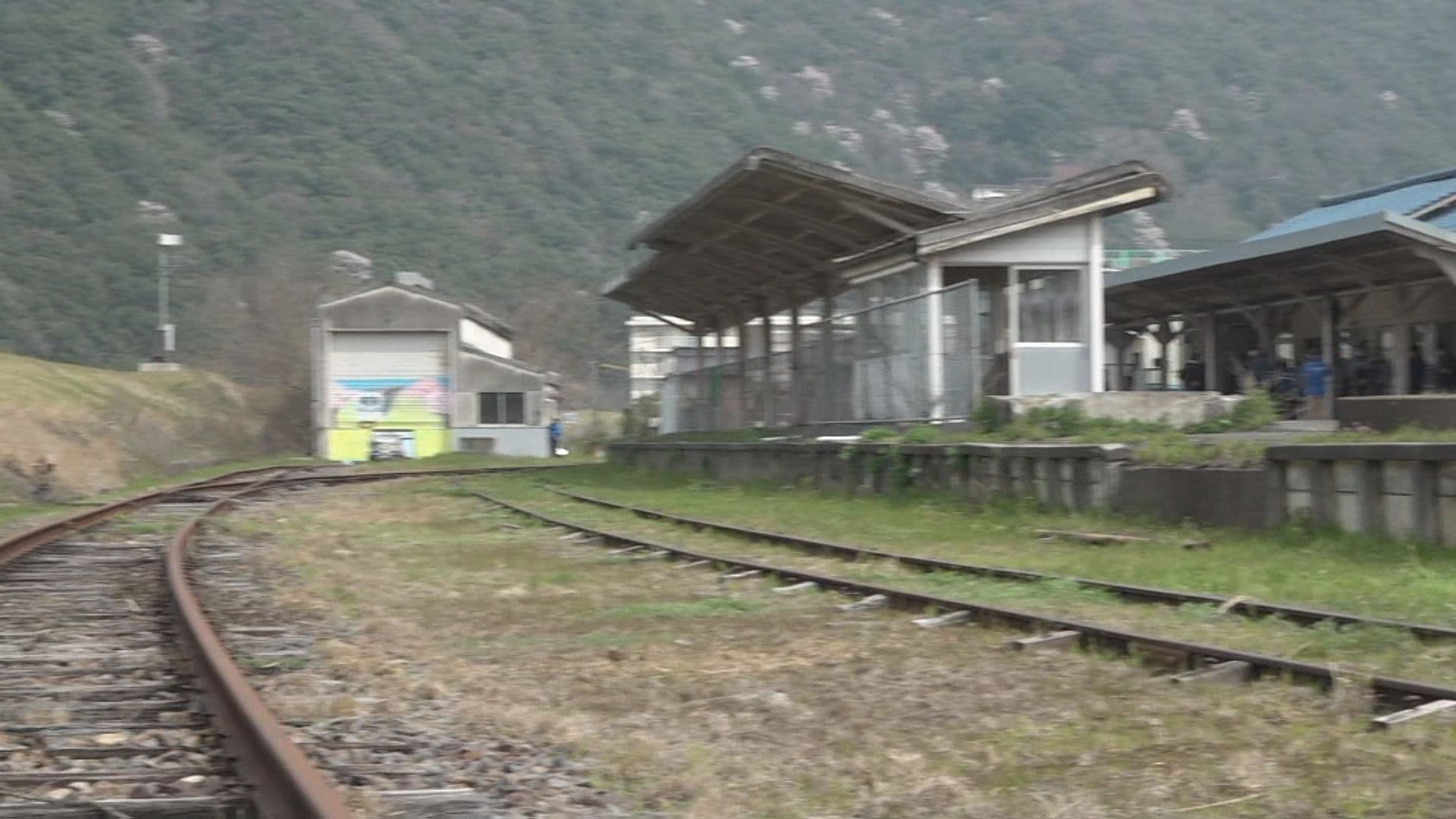 JR三江線廃止から8年…「旧石見川本駅」雄姿見納め 半分解体されるワケ