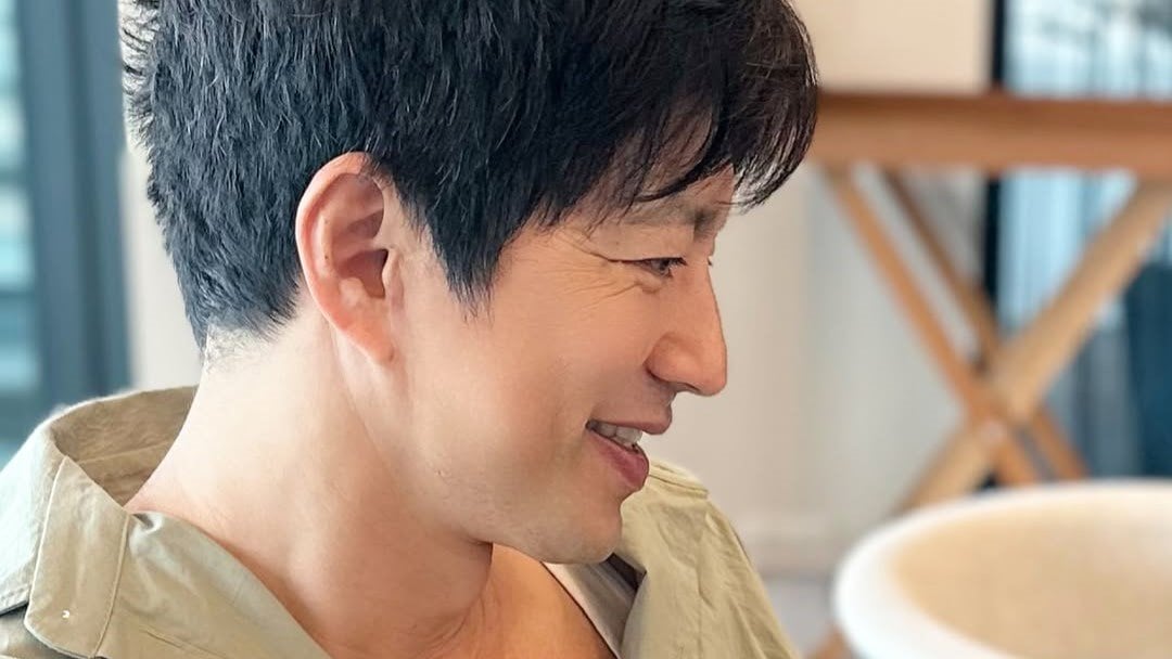 たかお様 大沢たかお】微笑む横顔が見つめる画面は「#大沢たかお祭」か 笑いと