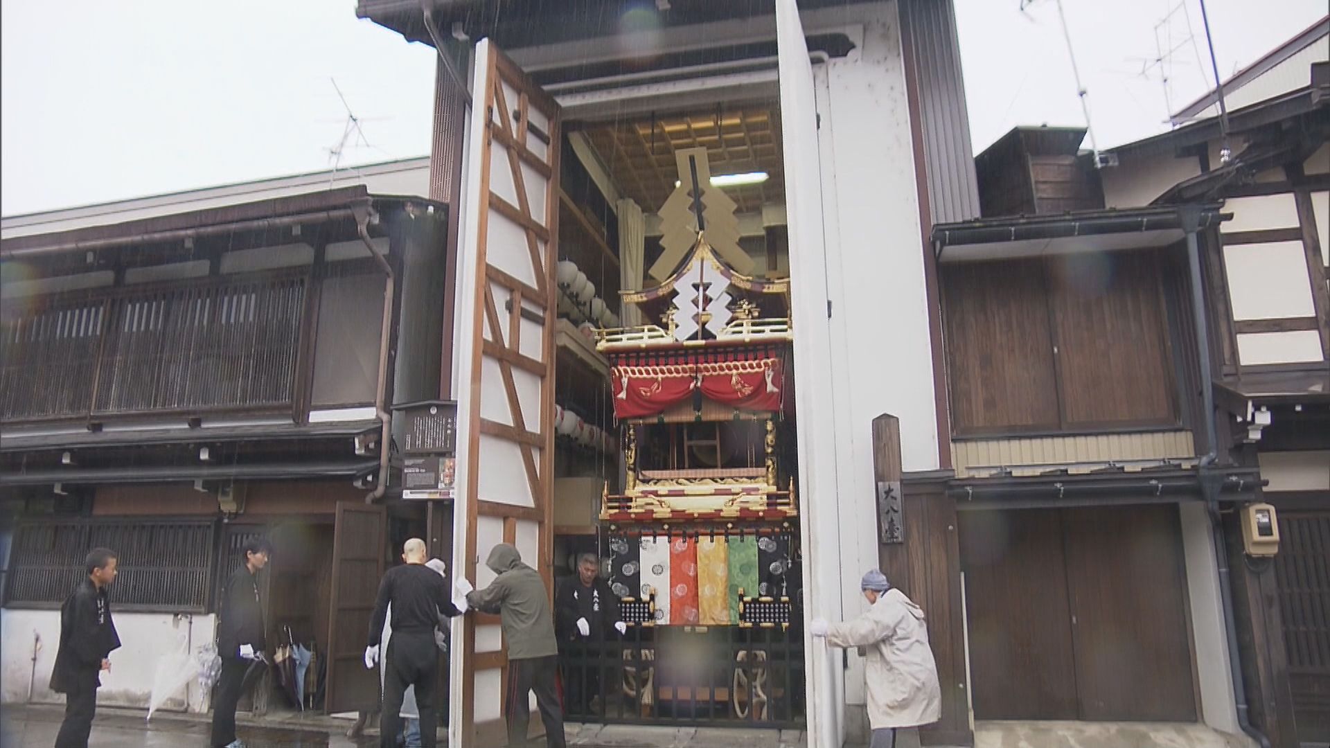 絢爛豪華な屋台の飾り付けに「圧倒されます」 秋の高山祭 4年ぶり通常開催も雨で曳き揃え中止に