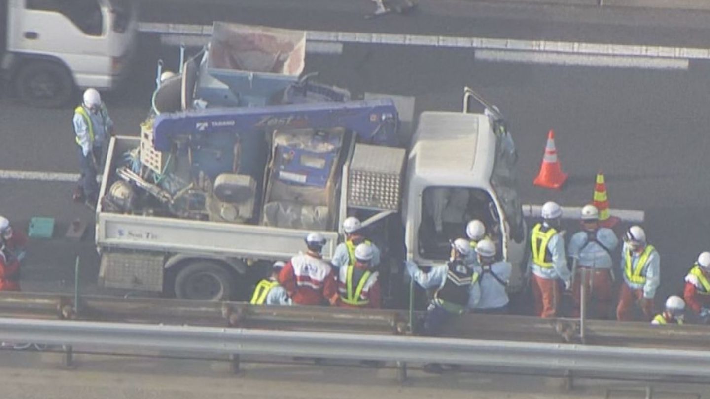 トラックどうしが事故 男性3人けが 出られなくなった1人の救助活動も 名二環外回り 名古屋・西区 山田西IC付近