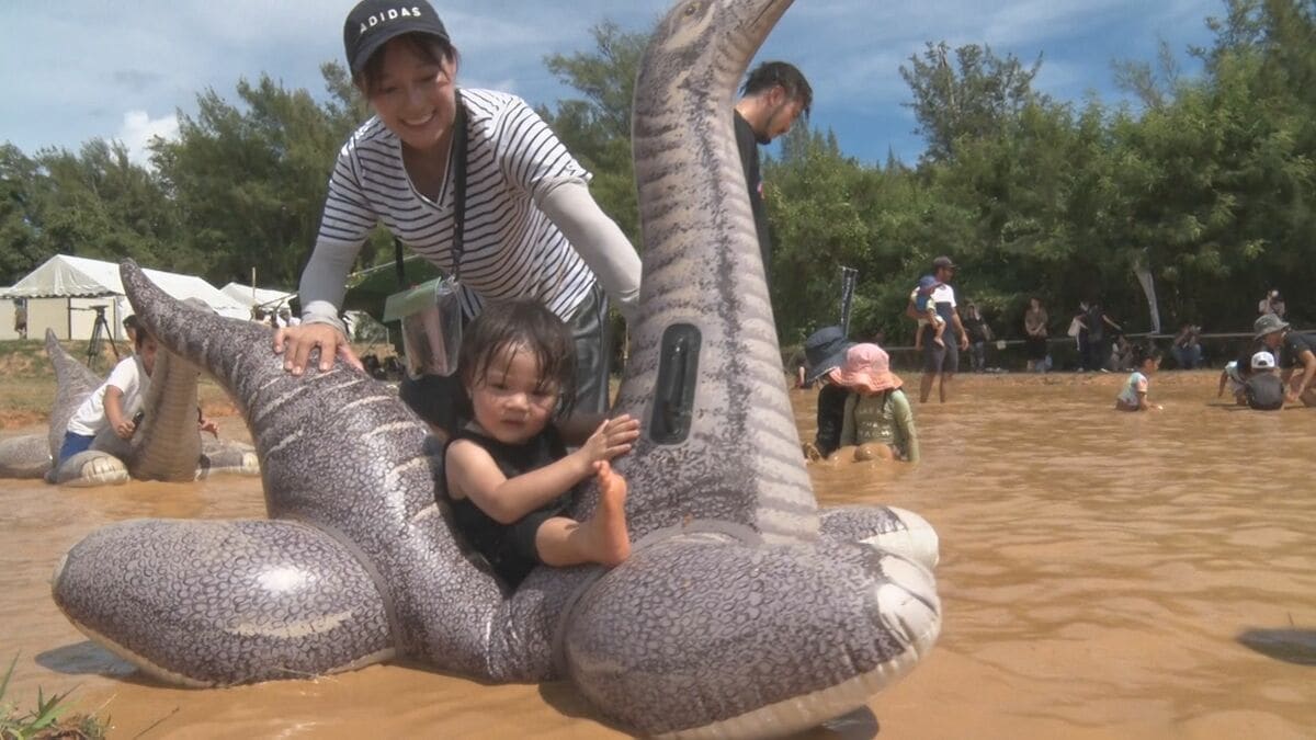 どろんこだらけになって大人も子どもも大満足！　金武町で「田んぼフェスタ」