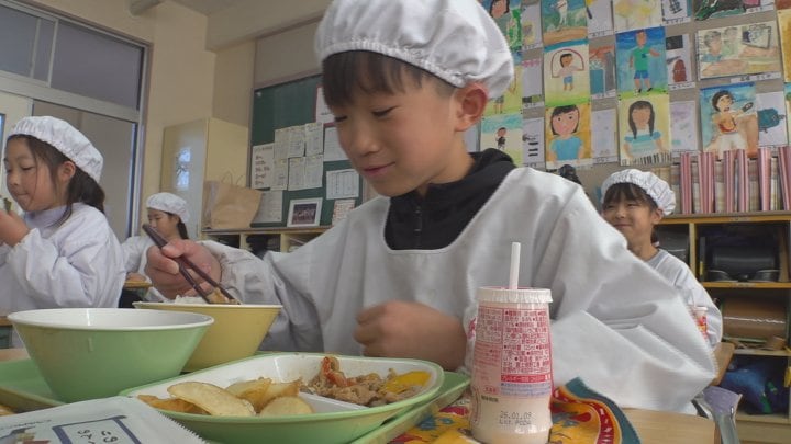 「いつもより豪華」　地元特産ブランド豚の焼き肉に舌鼓　「こうふ開府の日」お楽しみ給食　甲府市