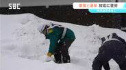 【衆議院選挙】真冬の総選挙　豪雪地ならでは苦労も…ポスター掲示板の設置場所の除雪に追われる　掲示場を減らす対応も　|　SBC NEWS | 長野のニュース | SBC信越放送