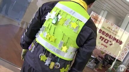 目立つことが命救う・全身に100個の反射材つけた警察官チーム 夜間の