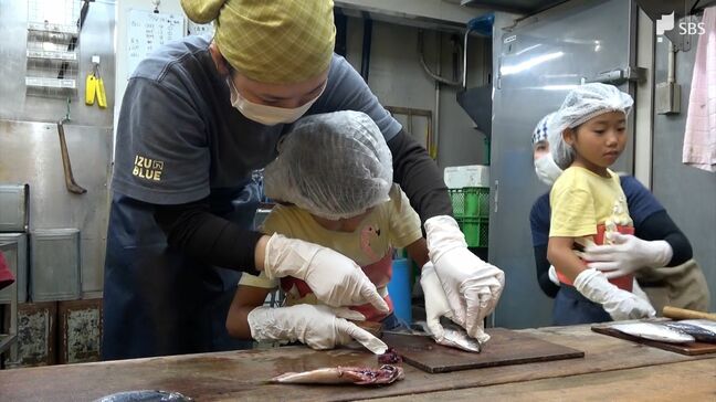 「おいしくな～れ、萌え萌えキューン」小学生が干物づくりに挑戦　静岡県の「職場体験講座」＝静岡・下田市|TBS NEWS DIG