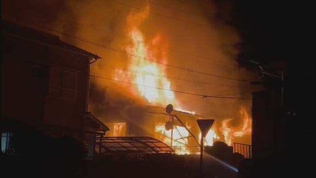 「『ボン』と通常にない音が」2階建て住宅が燃える火事　家に住む男性１人は避難済　広島・呉市|TBS NEWS DIG