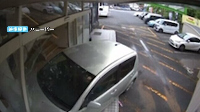 防犯カメラがとらえたその瞬間　高齢男性の車がカラオケ店に突っ込んだ　「ギアがバックに入っていなかった」【岡山】|TBS NEWS DIG