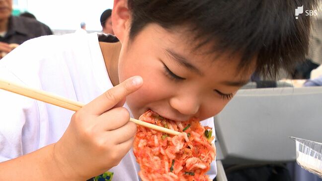 「このために豊橋から来た」恒例の「由比桜えびまつり」サクラエビのかき揚げなど求め行列 春漁は約290トン水揚げ=静岡・清水区|TBS NEWS DIG